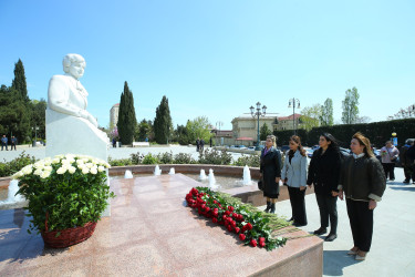 28 aprel 2026-cı il tarixində Binəqədi rayonunda yerləşən akademik Zərifə Əliyeva adına istirahət parkında görkəmli alim, Əməkdar elm xadimi, tibb elmləri doktoru, professor, akademik Zərifə xanım Əliyevanın anadan olmasının 103 illiyi münasibətilə abidəsinin ziyarət olunması