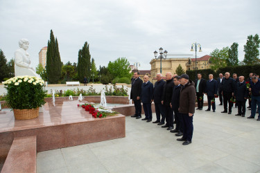 28.04.2025 - Akademik Zərifə xanım Əliyevanın anadan olmasının 102-ci ildönümü münasibətilə abidəsi ziyarəti