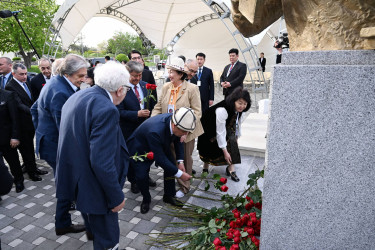 Bakının Binəqədi rayonunda Prezident İlham Əliyev və Qırğız Respublikasının Prezidenti Sadır Japarovun qırğız yazıçısı Çingiz Aytmatovun abidəsinin açılış mərasimində iştirakı 24.04.2024