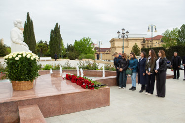 28.04.2025 - Akademik Zərifə xanım Əliyevanın anadan olmasının 102-ci ildönümü münasibətilə abidəsi ziyarəti