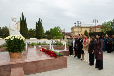 28.04.2025 - Akademik Zərifə xanım Əliyevanın anadan olmasının 102-ci ildönümü münasibətilə abidəsi ziyarəti