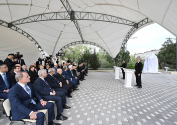 Bakının Binəqədi rayonunda Prezident İlham Əliyev və Qırğız Respublikasının Prezidenti Sadır Japarovun qırğız yazıçısı Çingiz Aytmatovun abidəsinin açılış mərasimində iştirakı 24.04.2024