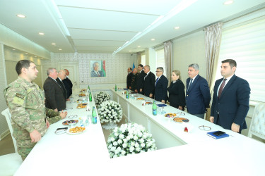 03 aprel 2026-cı il tarixində Binəqədi Rayon İcra Hakimiyyətinin inzibati binasında şəhid ailələri və qazilərlə Aprel döyüşlərinin onuncu ildönümünə həsr edilmiş görüş