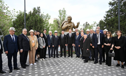 Bakının Binəqədi rayonunda Prezident İlham Əliyev və Qırğız Respublikasının Prezidenti Sadır Japarovun qırğız yazıçısı Çingiz Aytmatovun abidəsinin açılış mərasimində iştirakı 24.04.2024