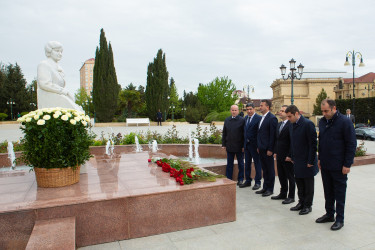 28.04.2025 - Akademik Zərifə xanım Əliyevanın anadan olmasının 102-ci ildönümü münasibətilə abidəsi ziyarəti