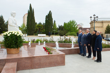 28.04.2025 - Akademik Zərifə xanım Əliyevanın anadan olmasının 102-ci ildönümü münasibətilə abidəsi ziyarəti