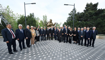 Bakının Binəqədi rayonunda Prezident İlham Əliyev və Qırğız Respublikasının Prezidenti Sadır Japarovun qırğız yazıçısı Çingiz Aytmatovun abidəsinin açılış mərasimində iştirakı 24.04.2024