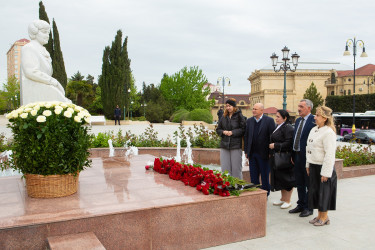 28.04.2025 - Akademik Zərifə xanım Əliyevanın anadan olmasının 102-ci ildönümü münasibətilə abidəsi ziyarəti