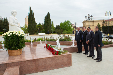 28.04.2025 - Akademik Zərifə xanım Əliyevanın anadan olmasının 102-ci ildönümü münasibətilə abidəsi ziyarəti