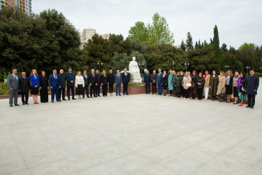 28.04.2025 - Akademik Zərifə xanım Əliyevanın anadan olmasının 102-ci ildönümü münasibətilə abidəsi ziyarəti