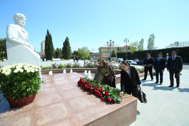 28 aprel 2026-cı il tarixində Binəqədi rayonunda yerləşən akademik Zərifə Əliyeva adına istirahət parkında görkəmli alim, Əməkdar elm xadimi, tibb elmləri doktoru, professor, akademik Zərifə xanım Əliyevanın anadan olmasının 103 illiyi münasibətilə abidəsinin ziyarət olunması