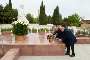 28.04.2025 - Akademik Zərifə xanım Əliyevanın anadan olmasının 102-ci ildönümü münasibətilə abidəsi ziyarəti