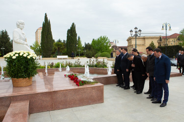 28.04.2025 - Akademik Zərifə xanım Əliyevanın anadan olmasının 102-ci ildönümü münasibətilə abidəsi ziyarəti