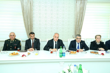 03 aprel 2026-cı il tarixində Binəqədi Rayon İcra Hakimiyyətinin inzibati binasında şəhid ailələri və qazilərlə Aprel döyüşlərinin onuncu ildönümünə həsr edilmiş görüş