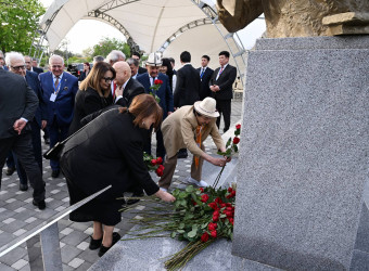 Bakının Binəqədi rayonunda Prezident İlham Əliyev və Qırğız Respublikasının Prezidenti Sadır Japarovun qırğız yazıçısı Çingiz Aytmatovun abidəsinin açılış mərasimində iştirakı 24.04.2024